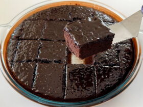 Bol Soslu Çikolatalı Kek Tarifi